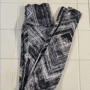 LULULEMON SOO SOFT 
Softest Black and White Geometric Patterned Leggings ever